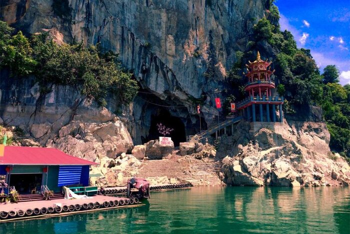 Découvrir l'ambiance enchanteresse dans la grotte de Thac Bo