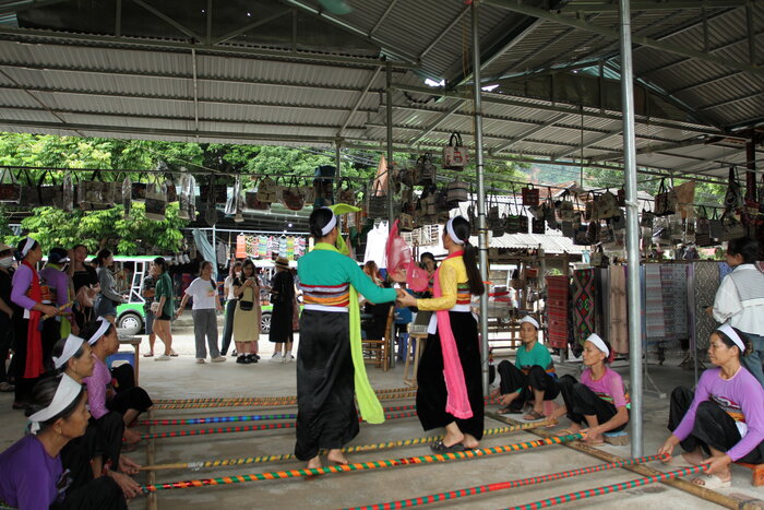Danse traditionnelle au village de Lac