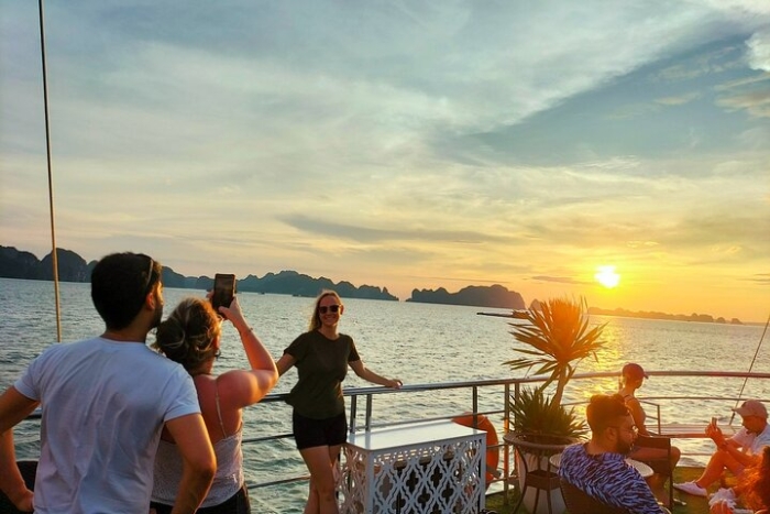 Coucher de soleil lors d’une croisière dans la baie d’Ha Long