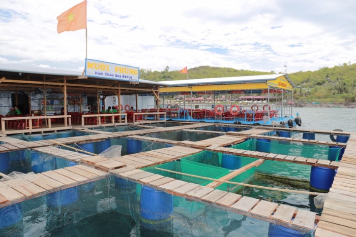 Que visiter à Nha Trang en 2 jours ? Repas au restaurant flottant Muoi Phung