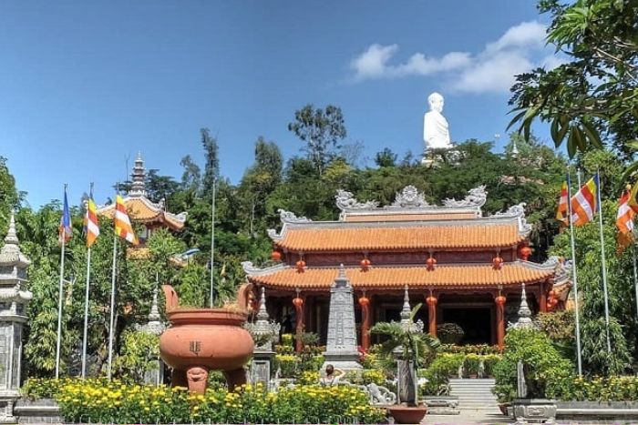 La pagode Long Son est célèbre pour son grand Bouddha blanc dominant Nha Trang depuis la colline