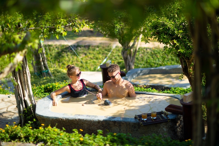 Moment de détente lors d’un bain de boue à Hon Tam