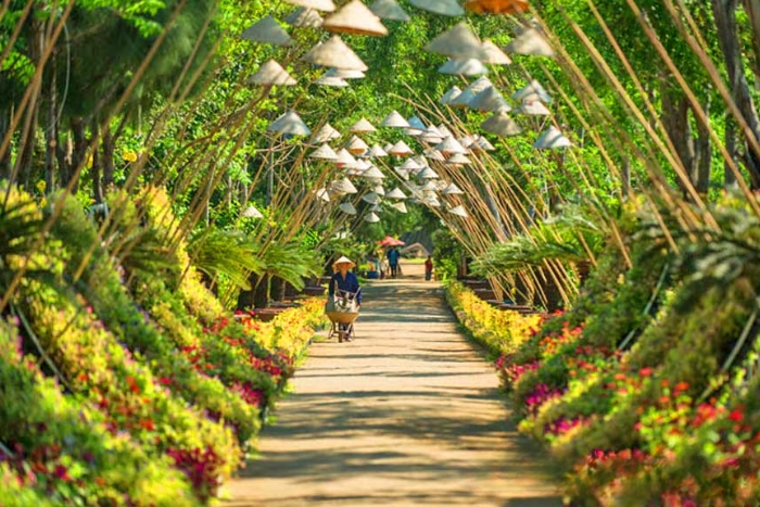 Balade à pied le long de l’allée des orchidées