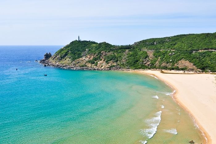 Sable fin et eaux claires sur la plage de Nha Trang