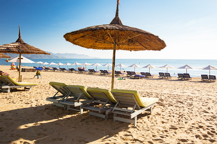 Prendre un bain de soleil sur les rives de la plage de Nha Trang