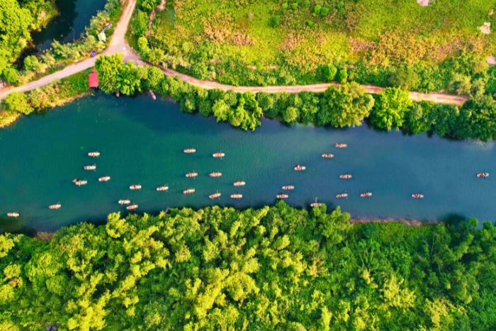 Paysages d'&eacute;t&eacute; le long de la rivi&egrave;re Ngo Dong