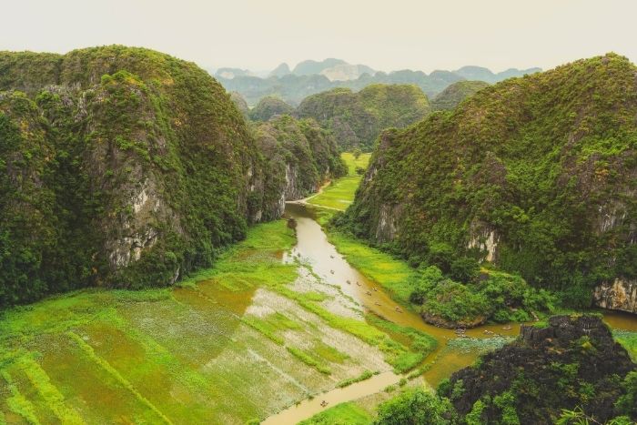 La balade en bateau &agrave; Tam Coc reste l&rsquo;activit&eacute; la plus embl&eacute;matique de Ninh Binh