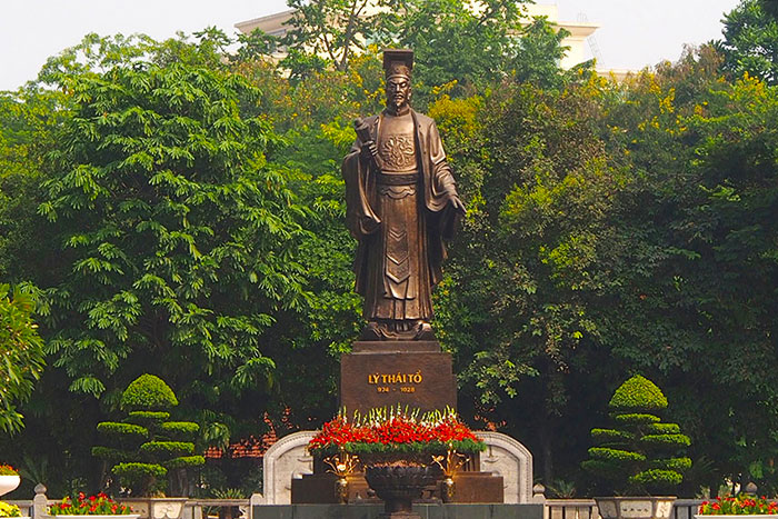 Statue de Ly Thai To