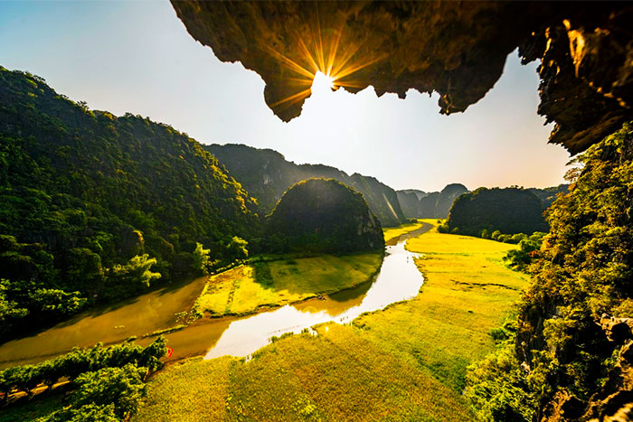 Vue pittoresque sur la rivière Ngo Dong