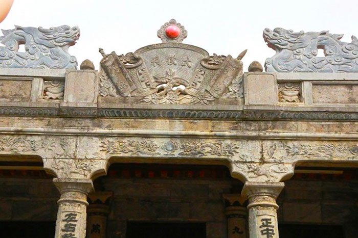 La décoration des deux dragons du temple de Thai Vi