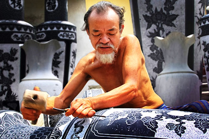 Un artisan sculpte la pierre dans le village de Ninh Van