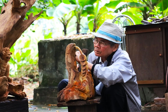 L'artisan sculpte le bois pour fabriquer de magnifiques produits dans le village de Phuc Loc