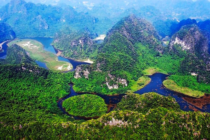 La vue spectaculaire de Trang An avec ses nombreuses montagnes couvertes de verdure