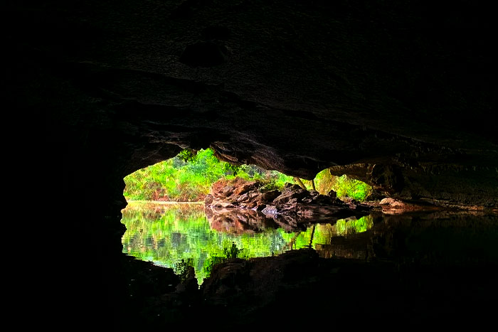 La beauté mystique de la grotte de But