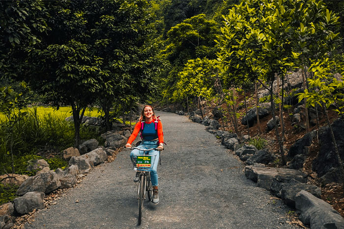 Cyclisme autour du jardin d'oiseaux de Thung Nham