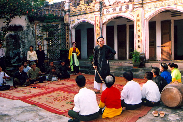 Une pièce de théâtre de Cheo se déroule dans la cour de la maison communale