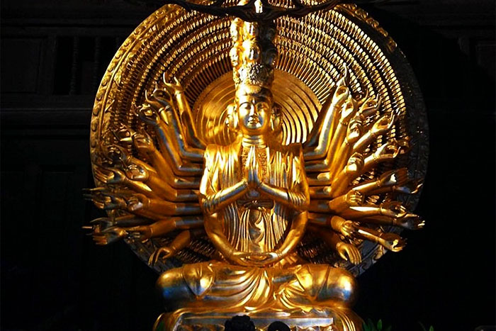 La statue du bodhisattva Avalokitesvara, recouverte d'or et pesant 80 tonnes, dans la pagode Bai Dinh