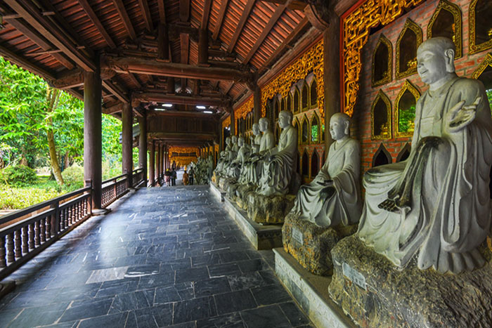Corridor avec statues d'Arhat dans la pagode Bai Dinh