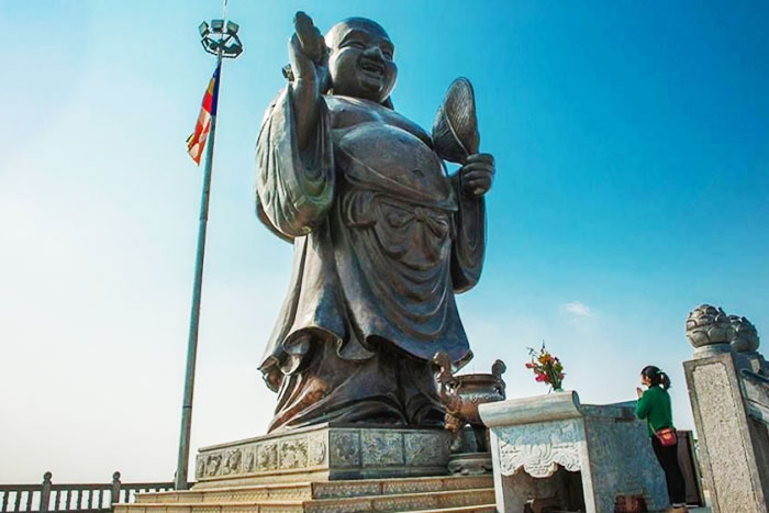 Statue de Maitreya à la pagode Bai Dinh