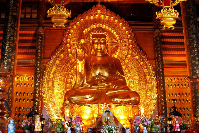 La statue de Bouddha en bronze de 100 tonnes de la salle Phap Chu de la pagode Bai Dinh