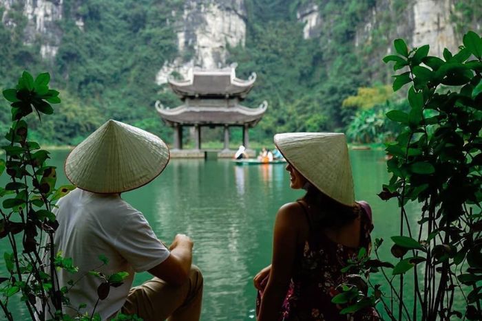 Non la - “accessoire de mode” lors de votre visite à Trang An