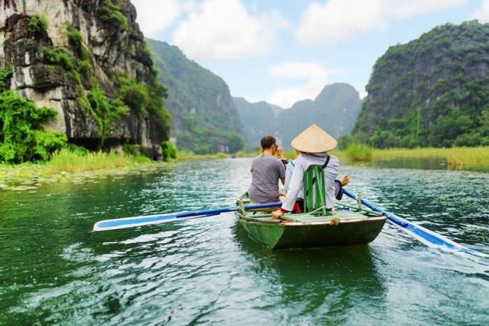 De nombreux touristes adorent réserver des excursions à Ninh Binh en été