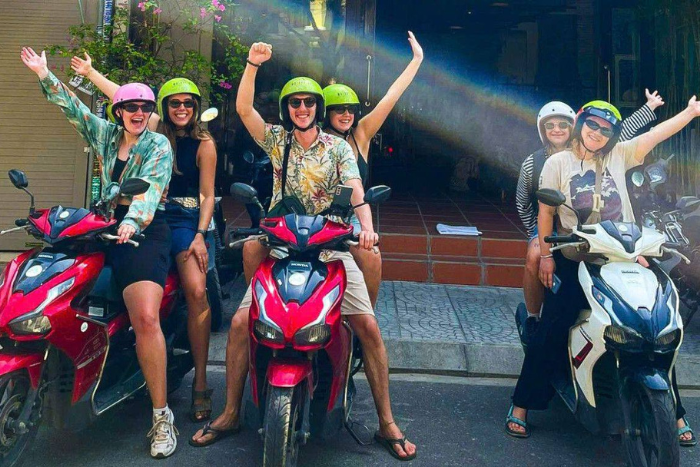 Tam Coc en scooter est un choix id&eacute;al pour les groupes de jeunes amateurs d&rsquo;aventure
