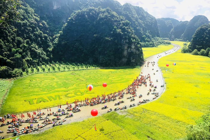 Tam Coc pendant la saison des rizi&egrave;res dor&eacute;es s&eacute;duit toujours les voyageurs par sa beaut&eacute; po&eacute;tique