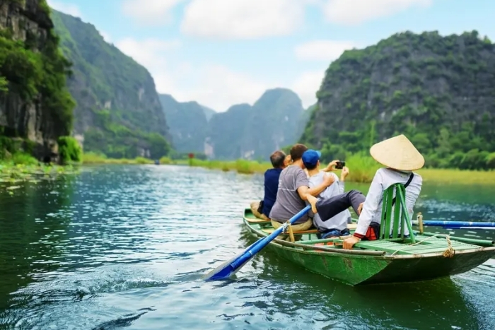 Faire une promenade en barque &agrave; Tam Coc