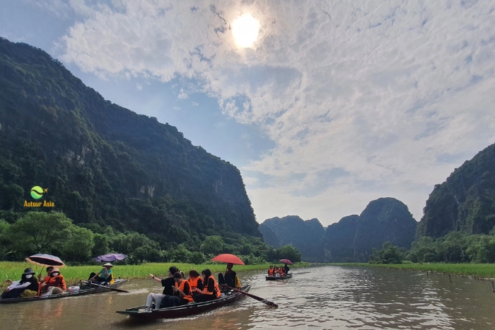 Scène typique du voyage à Tam Coc – ramer doucement sur la rivière Ngo Dong