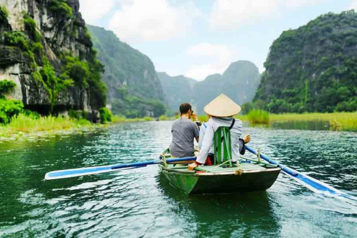 Balade paisible en barque sur les eaux tranquilles de Tam Coc