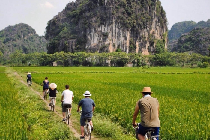 À vélo à travers les rizières paisibles de Tam Coc – une immersion totale