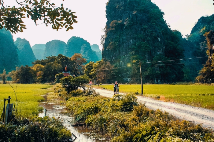 Explorer les chemins ruraux lors d’une journée à Tam Coc