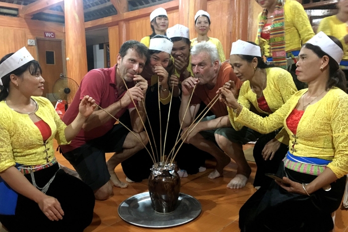 Cuisine de Ninh Binh - L'alcool de riz à siroter avec un chalumeau de bambou