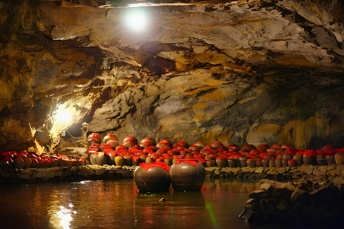 L'univers myst&eacute;rieux de la grotte Hang Nấu Rượu &agrave; Trang An