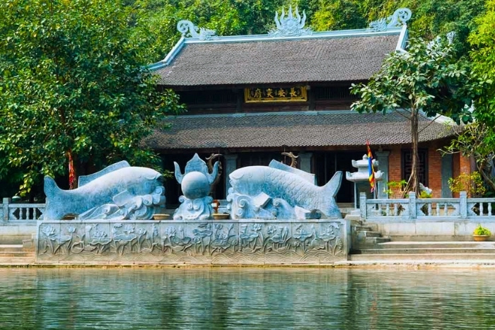 &Agrave; la rencontre du patrimoine spirituel de Trang An au temple Tr&igrave;nh