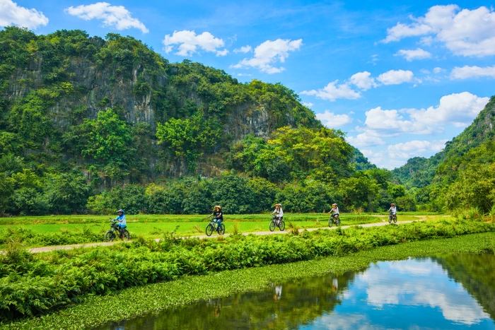 Flânerie tranquille à Tam Coc intégrée à un circuit Ninh Binh pour seniors