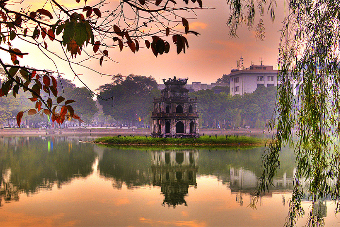 Le lac Hoan Kiem au coeur de la capitale de Hanoi Vietnam