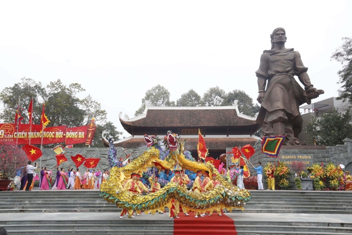 Plongez-vous dans l'atmosphère festive d'Hanoï dans un voyage printemps Vietnam 