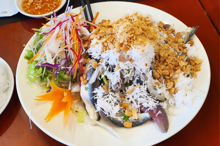 Salade de hareng cru parmi les sp&eacute;cialit&eacute;s &agrave; Phu Quoc authentiques