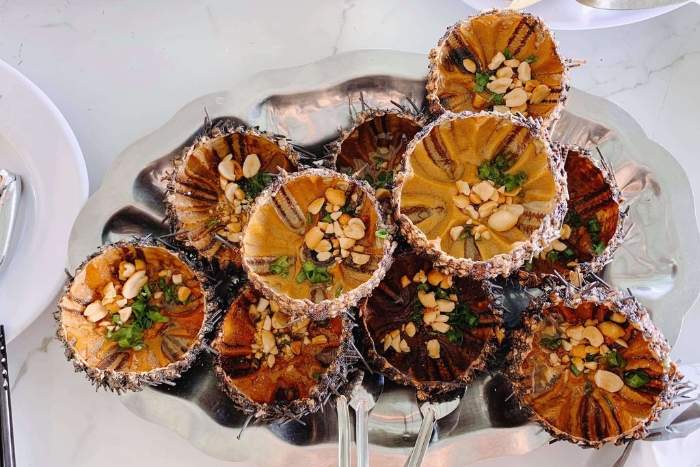 Oursin grill&eacute; c&eacute;l&egrave;bre dans la cuisine locale de Phu Quoc