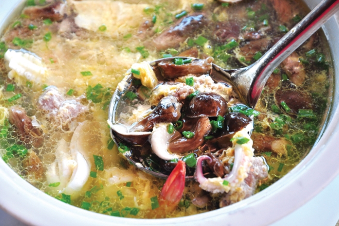 Soupe aux champignons Tram dans la cuisine locale de Phu Quoc
