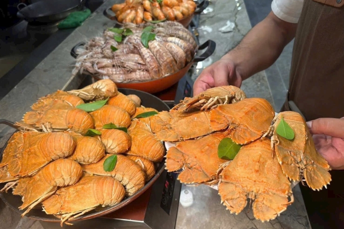Cigale de mer grill&eacute;e parmi les plats typiques de Phu Quoc