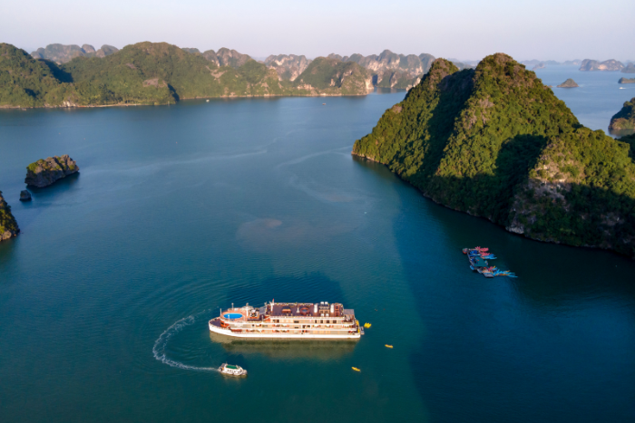 Observation des formations karstiques et &icirc;lots depuis une croisi&egrave;re dans la baie d&rsquo;Ha Long