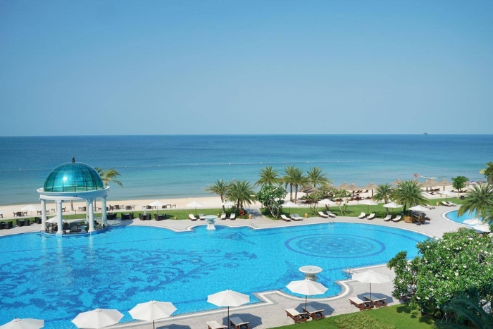 L'h&ocirc;tel poss&egrave;de un magnifique hall d'entr&eacute;e, une grande piscine et une longue plage aux eaux d'un bleu limpide
