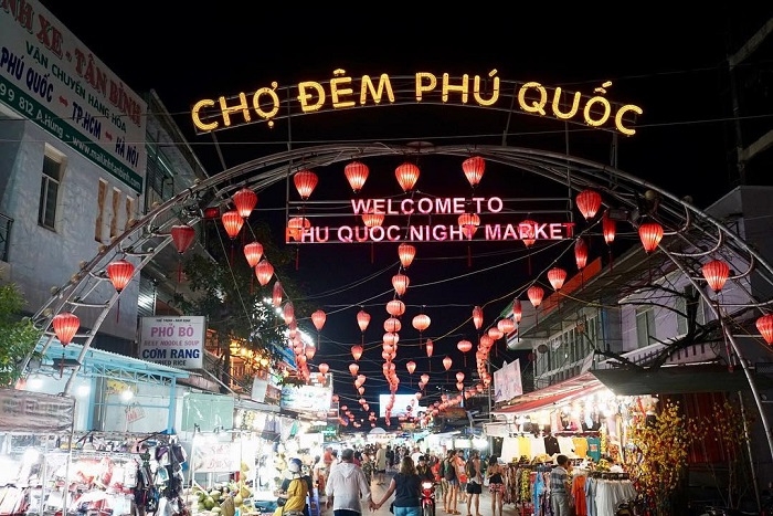 L’ambiance chaleureuse et animée du marché nocturne de Duong Dong