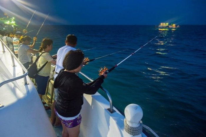 Pêcher le calmar de nuit - une des meilleures choses à faire à Phu Quoc en novembre