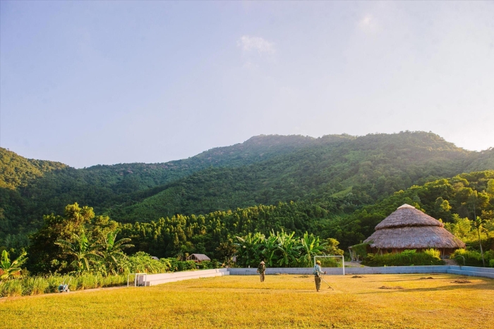 Ferme La M&acirc;y : un jardin nich&eacute; &agrave; mi-hauteur d'une montagne