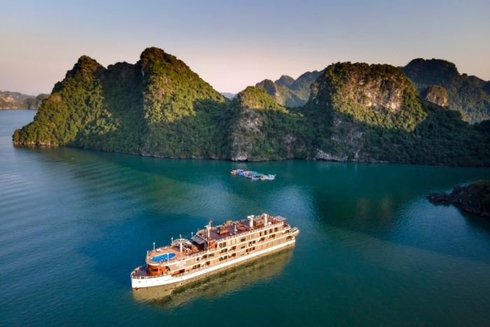 Pour un s&eacute;jour haut de gamme, la croisi&egrave;re dans la baie d&rsquo;Ha Long peut devenir une &eacute;tape phare du voyage
