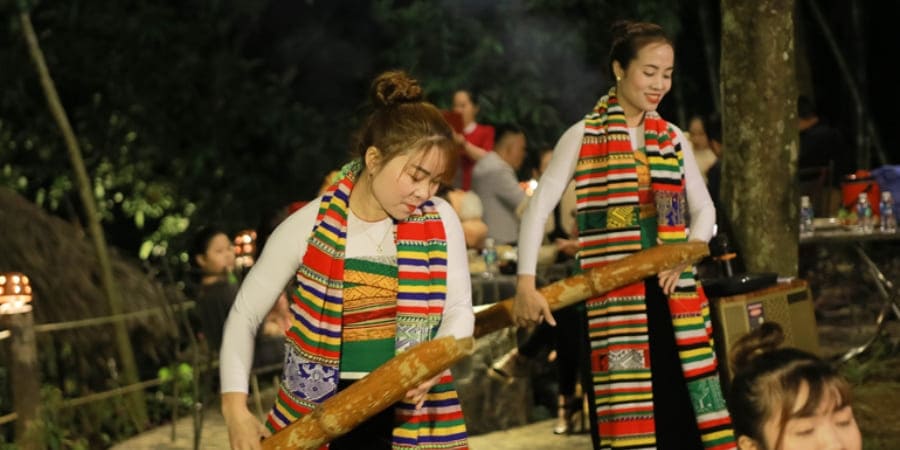 Costumes nationaux traditionnels de Pu Luong